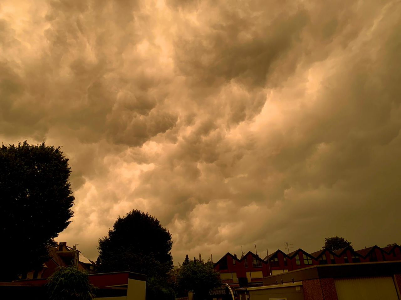 Gelber Himmel mit Häusern